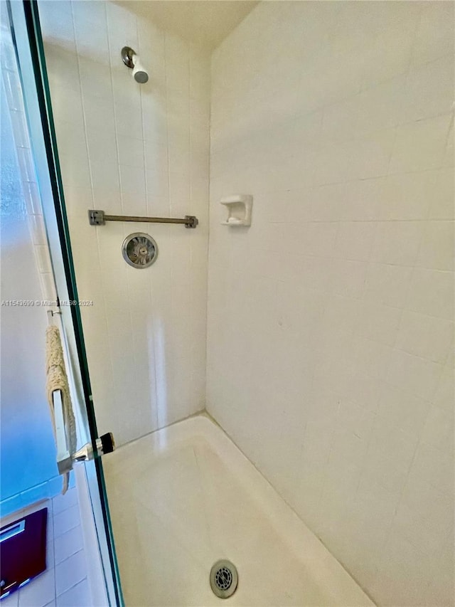 bathroom featuring tiled shower