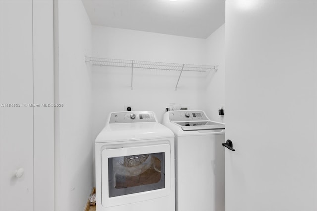 washroom featuring washing machine and clothes dryer