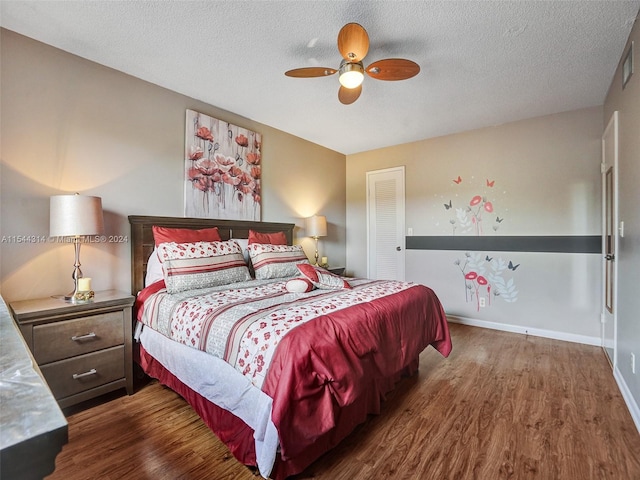 bedroom featuring a textured ceiling, dark hardwood / wood-style floors, and ceiling fan