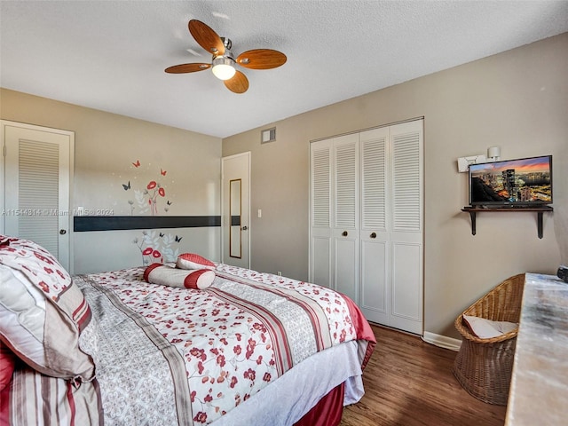 bedroom featuring a textured ceiling, ceiling fan, and dark hardwood / wood-style flooring