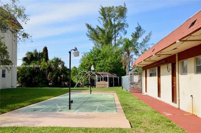 view of property's community featuring a lawn