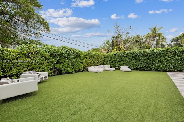 view of yard featuring outdoor lounge area