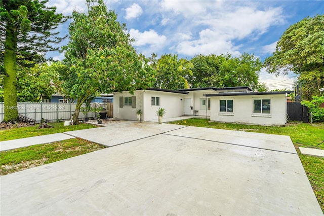 view of front of property featuring a front lawn