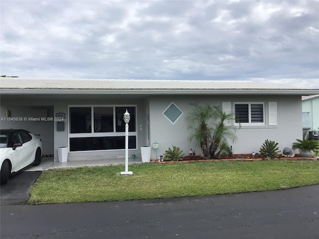 view of front of home with a front lawn