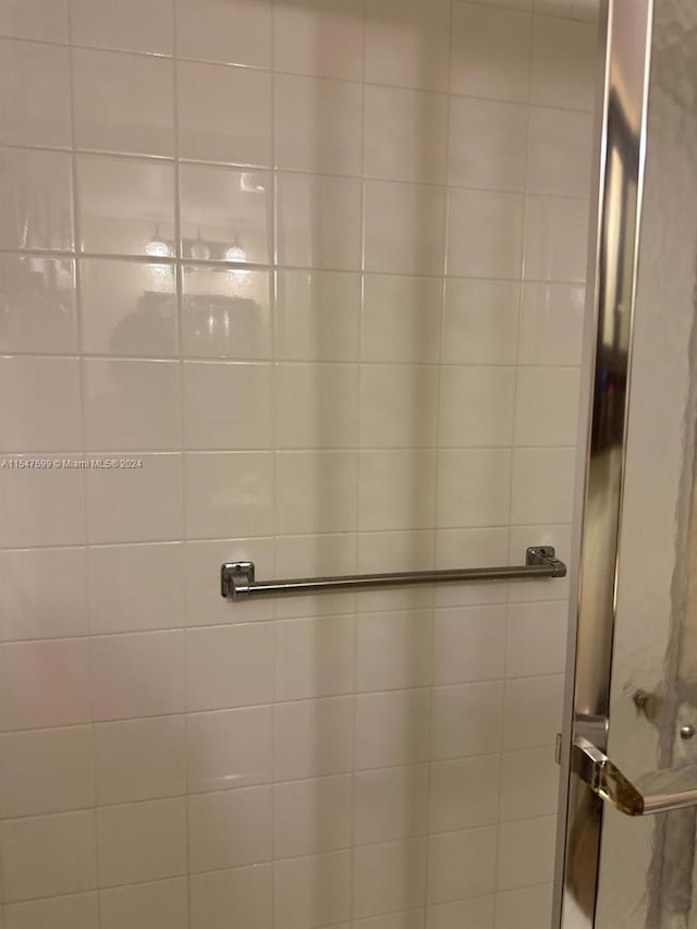 bathroom featuring a tile shower