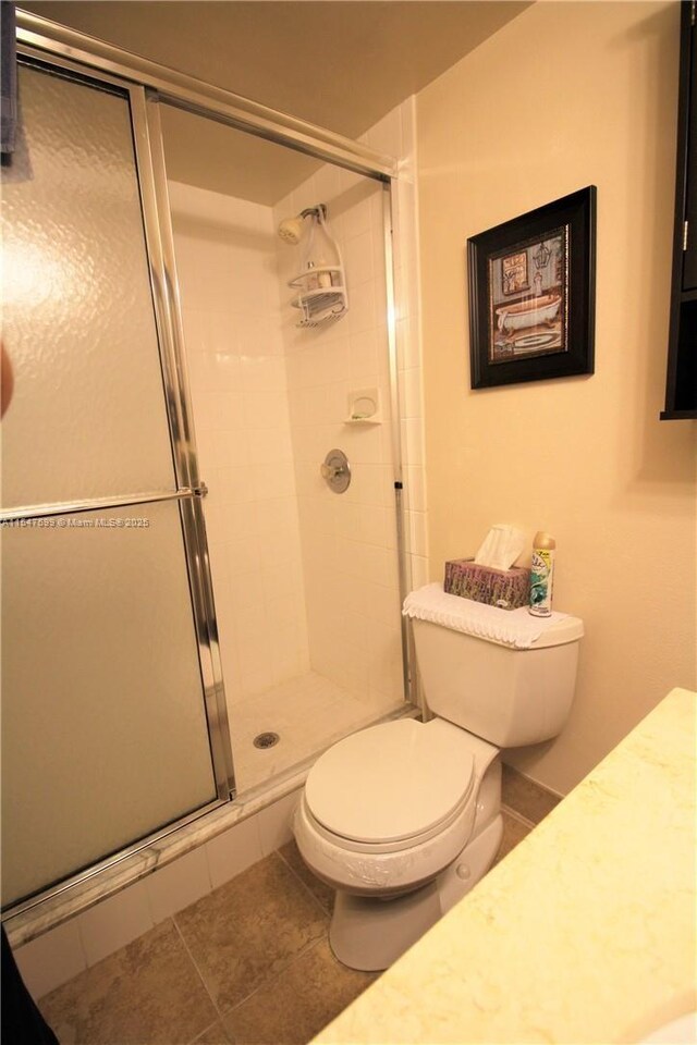 details featuring a tile shower