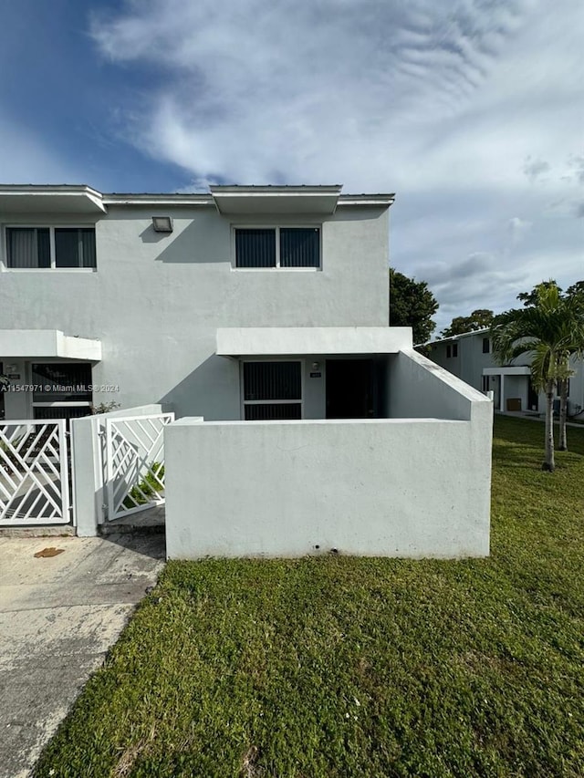 view of front facade with a front lawn