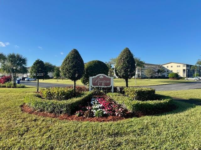 community sign with a lawn