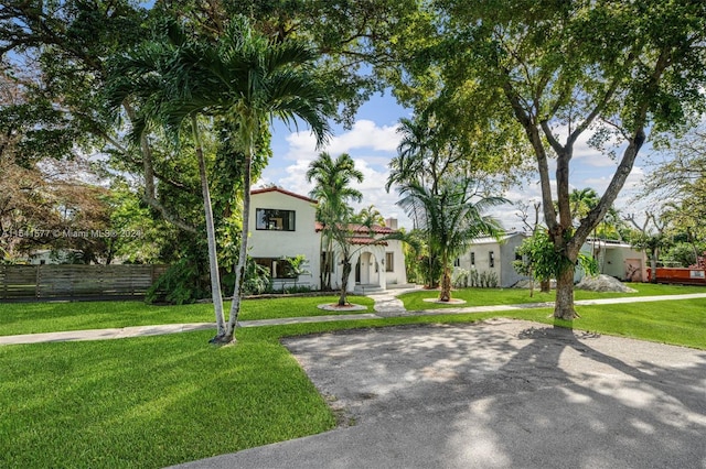 view of front of house featuring a front yard