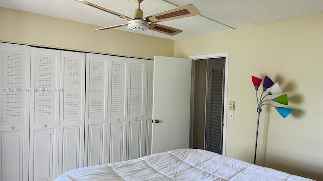 bedroom with a closet, a textured ceiling, and ceiling fan