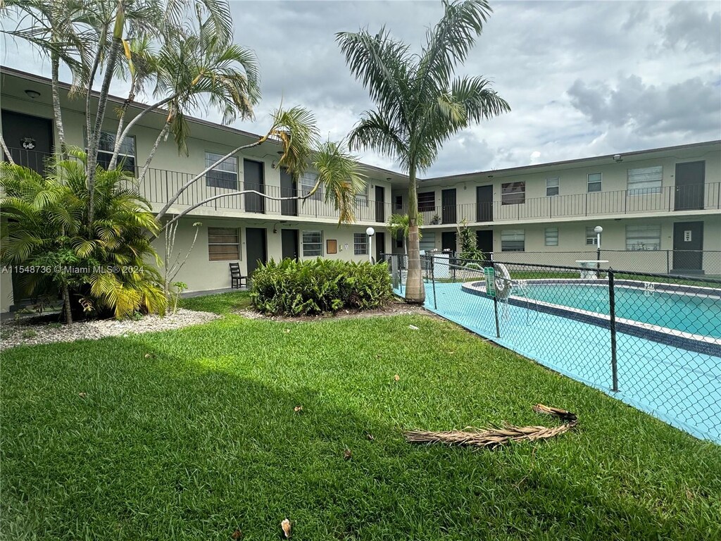 view of swimming pool featuring a yard