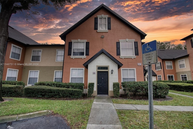 view of front facade with a lawn