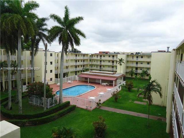 view of pool featuring a lawn