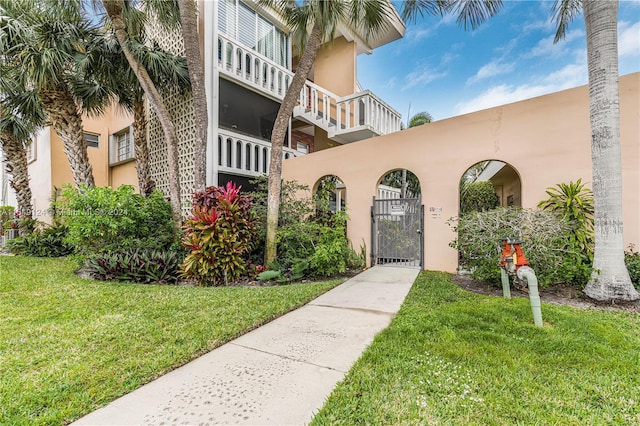 view of front of house featuring a front lawn