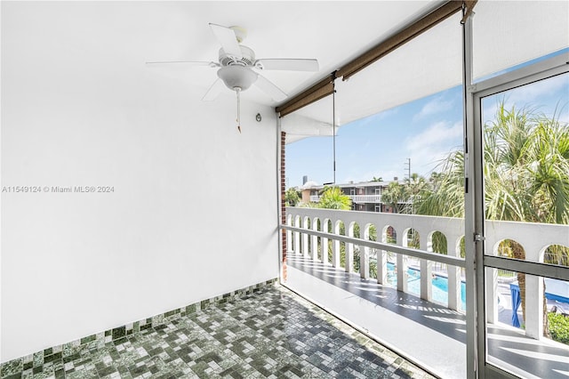 sunroom with ceiling fan