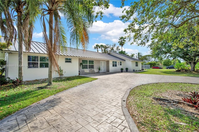 ranch-style house featuring a front yard