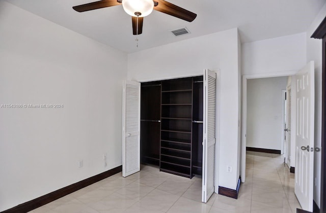 unfurnished bedroom featuring ceiling fan and a closet