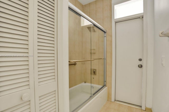 bathroom with enclosed tub / shower combo