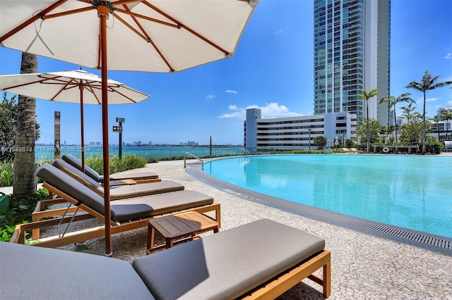 view of swimming pool featuring a water view