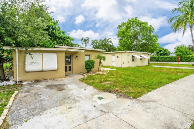 view of front of home featuring a front yard