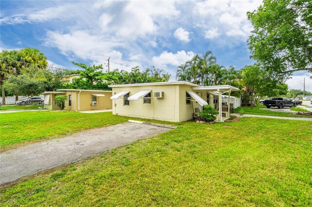 view of front of property featuring a front yard