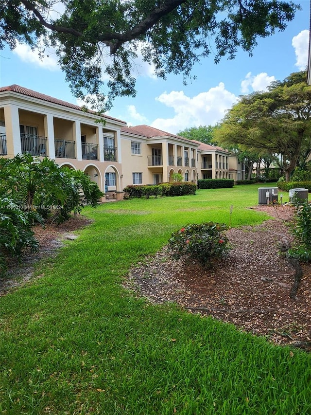 view of yard with a balcony