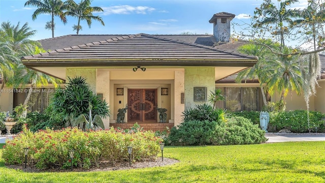 view of front of property featuring a front lawn