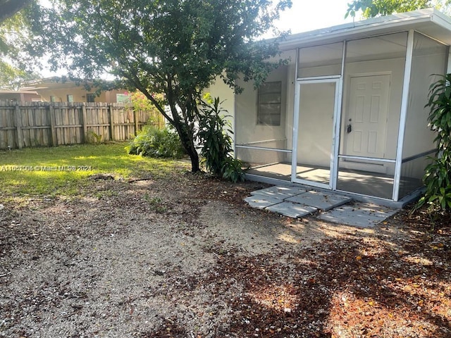 view of yard featuring an outdoor structure