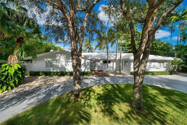 ranch-style house featuring a front yard