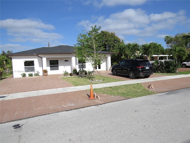 view of front facade featuring a front yard