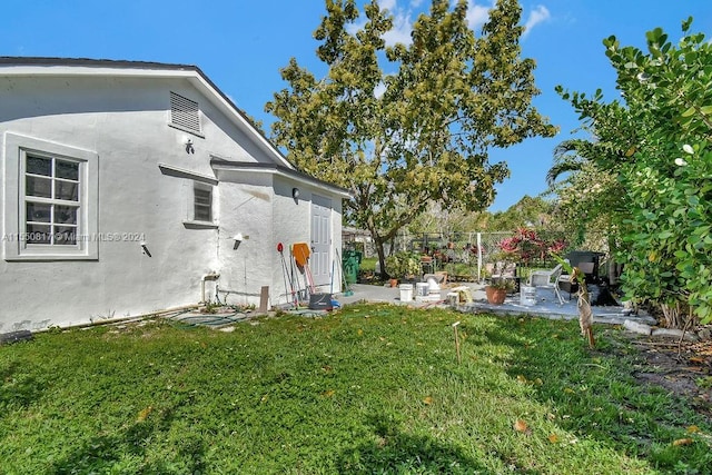 view of yard featuring a patio