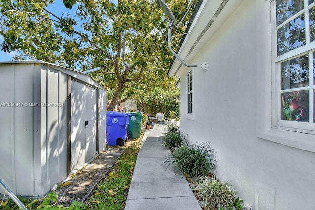 view of yard with a storage unit