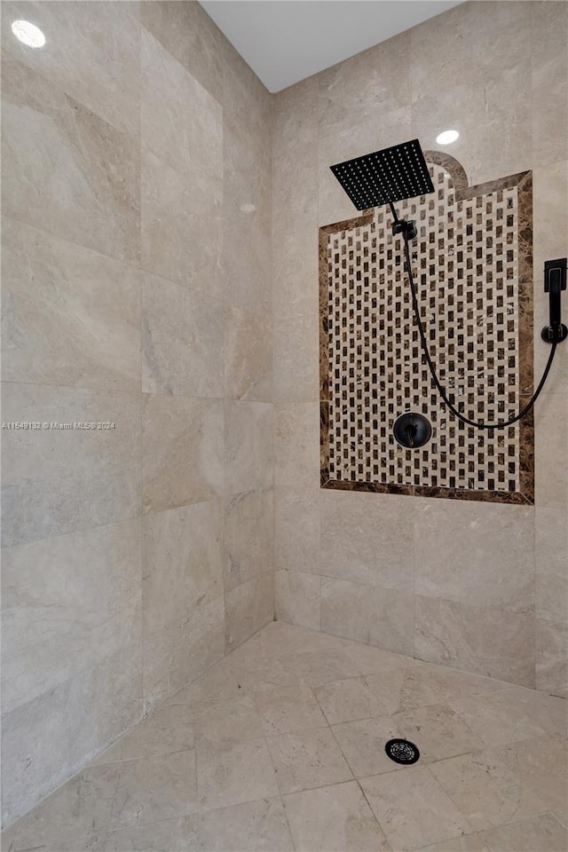 bathroom featuring a tile shower