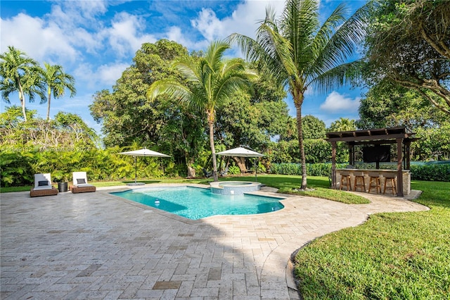 view of pool with an in ground hot tub, a yard, a pergola, and a patio