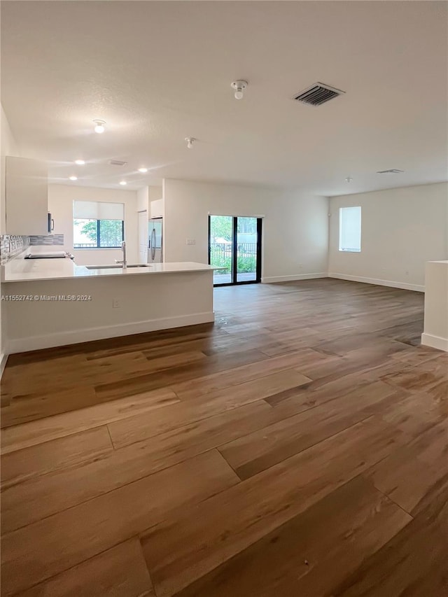 empty room featuring light hardwood / wood-style floors and sink