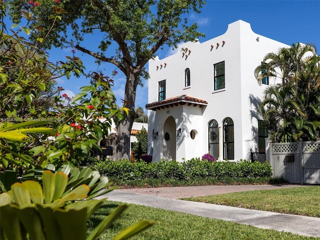 view of front of house featuring a front lawn