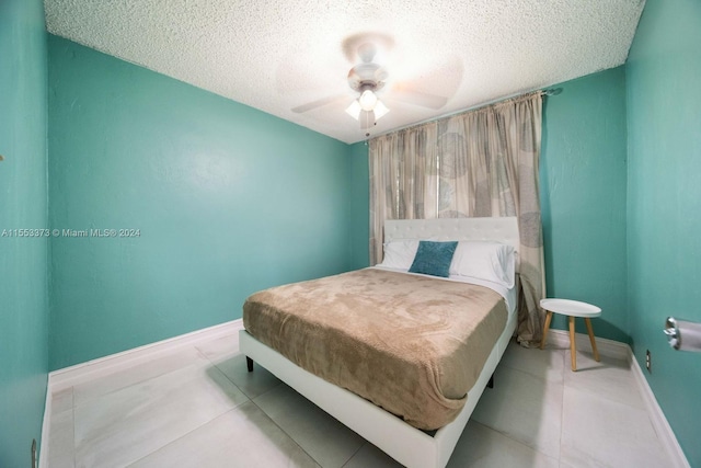 bedroom featuring ceiling fan and a textured ceiling