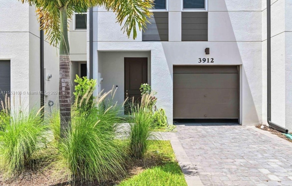 view of front facade with a garage