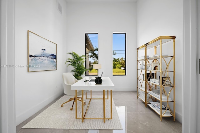 home office with visible vents and baseboards