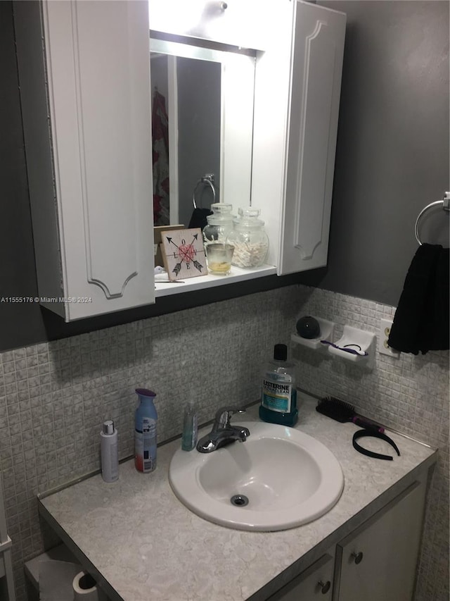 bathroom featuring tasteful backsplash and vanity