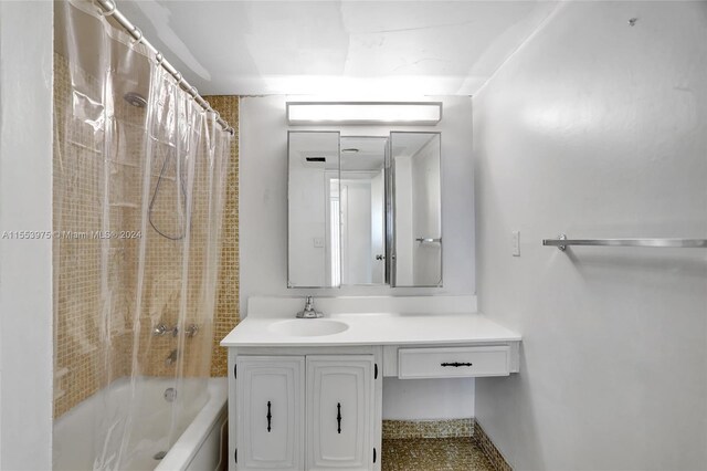 bathroom featuring large vanity and shower / tub combo with curtain