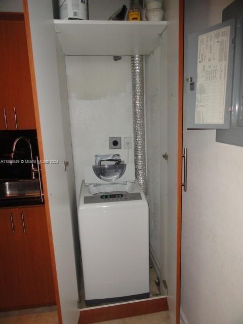 laundry room with washer / clothes dryer and sink