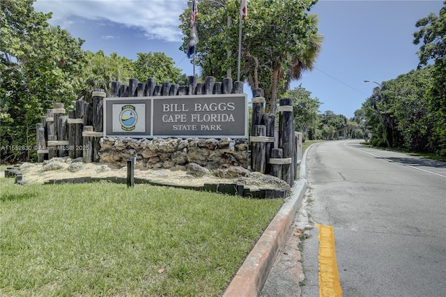 community / neighborhood sign featuring a yard