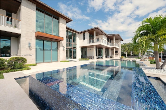 view of swimming pool featuring a jacuzzi