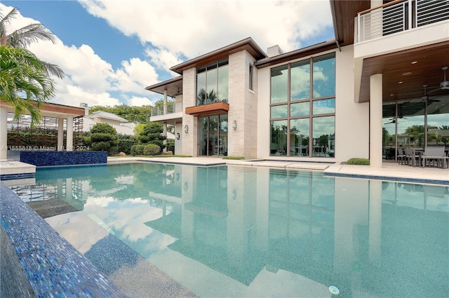 view of swimming pool with ceiling fan