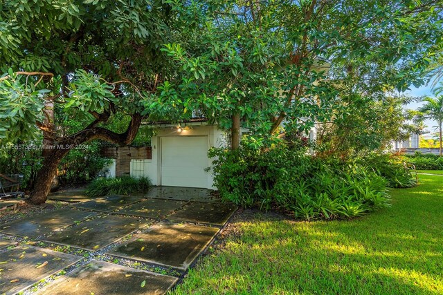 view of yard with a garage