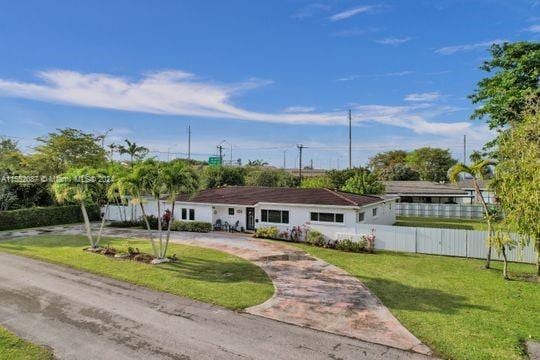 single story home with a front lawn