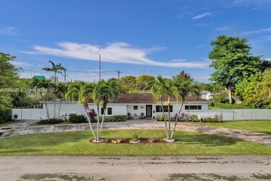 single story home featuring a front yard