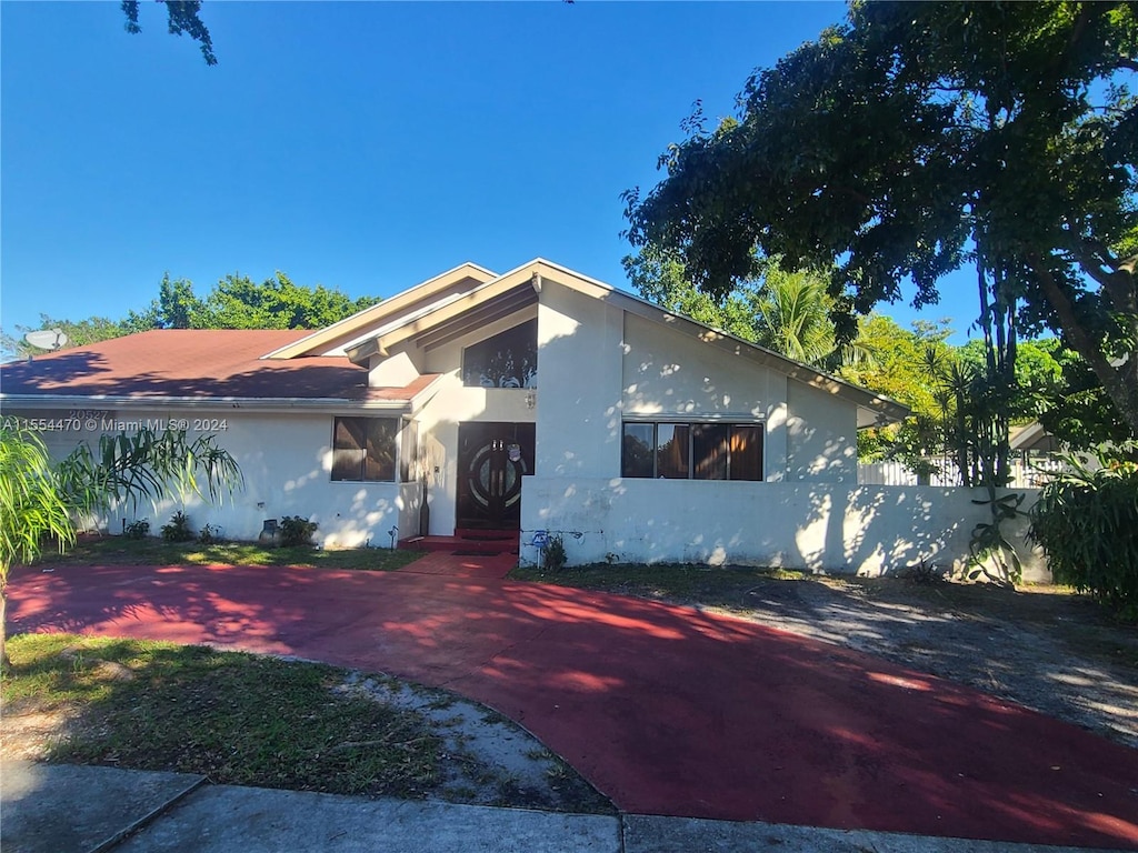 view of front of property