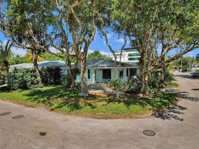 view of front of house featuring a front yard